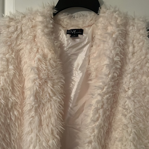 Faux fur vest, size extra large, with a soft satin lime inside. - Picture 2 of 8